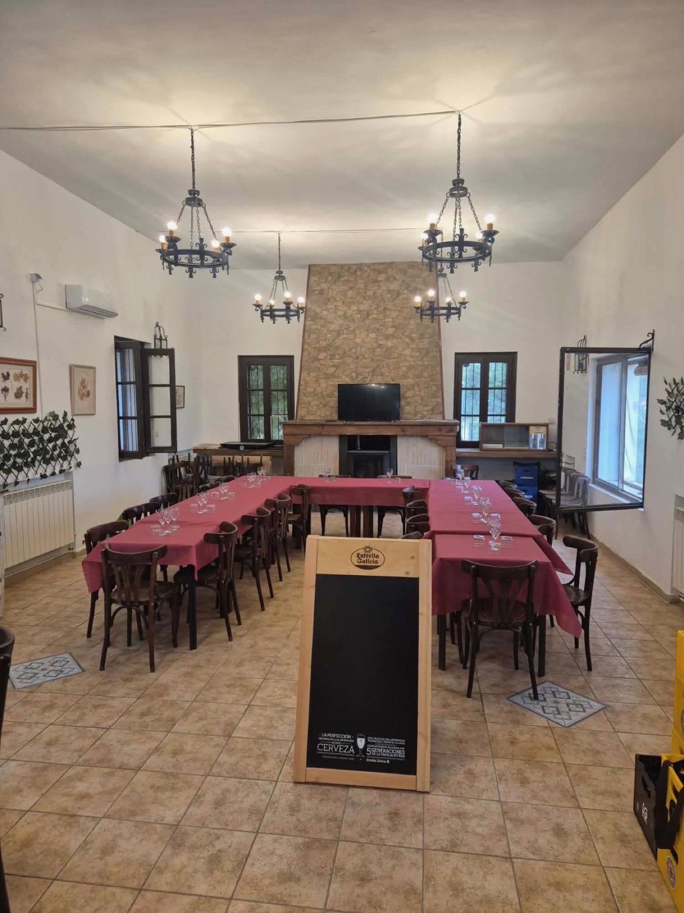 Comedor actual preparado para grupos en el Bar Santuario