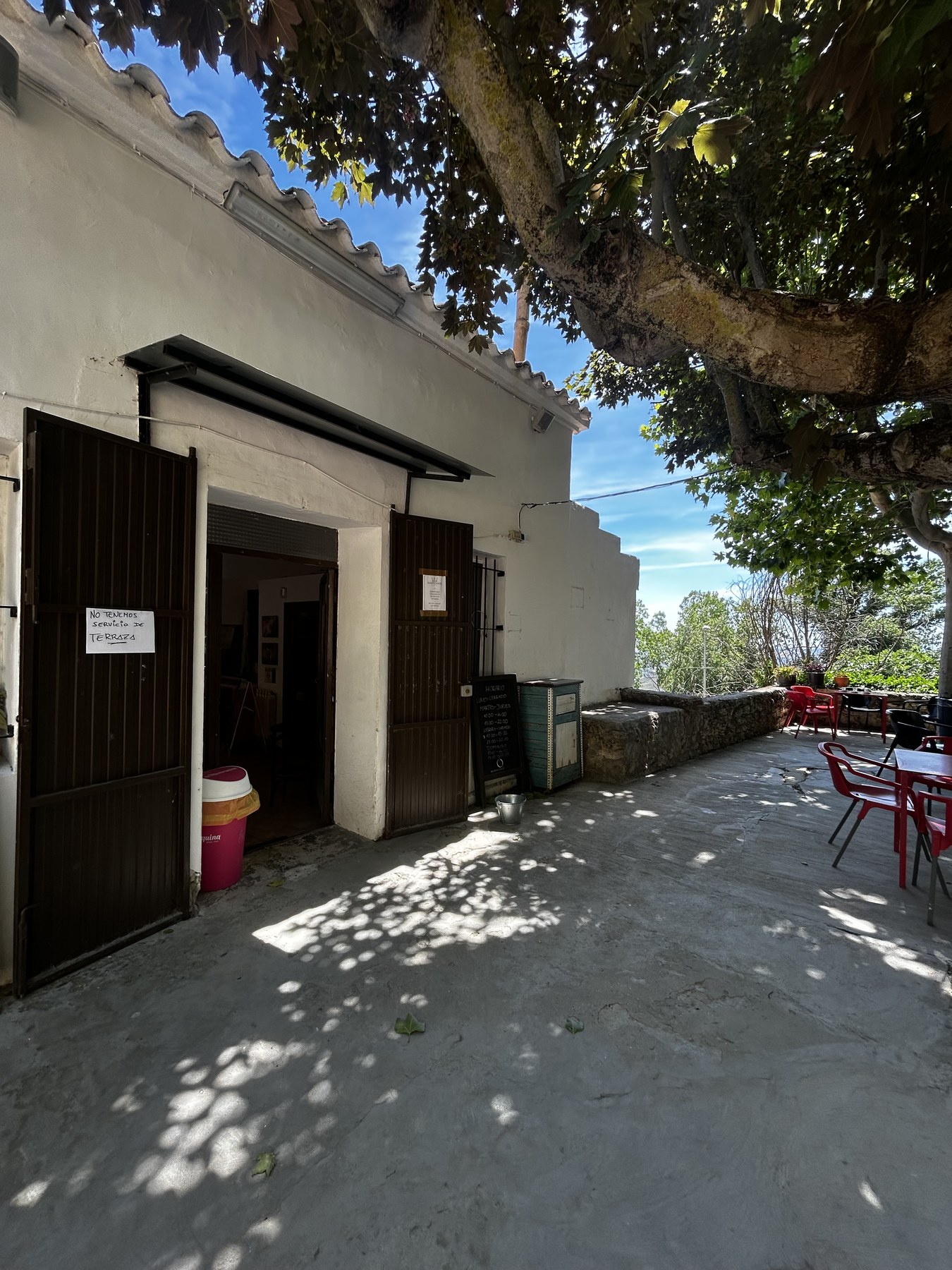 Entrada y terraza actuales del Bar Santuario